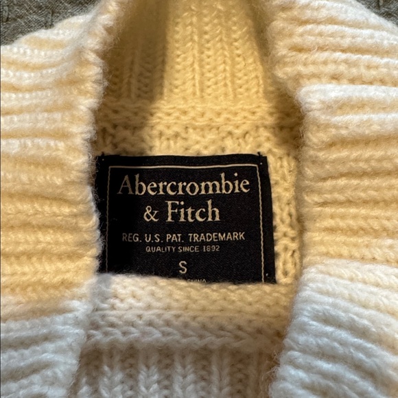 Abercrombie and Fitch Cable Knit Cream Sweater - Picture 3 of 8